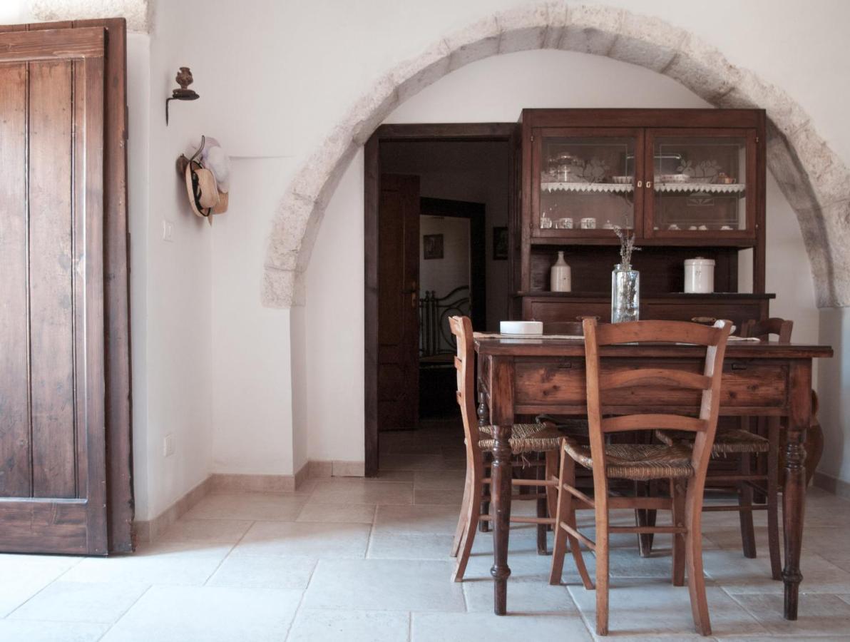 Trulli sul vignale in Masseria Santalachicca Martina Franca Esterno foto