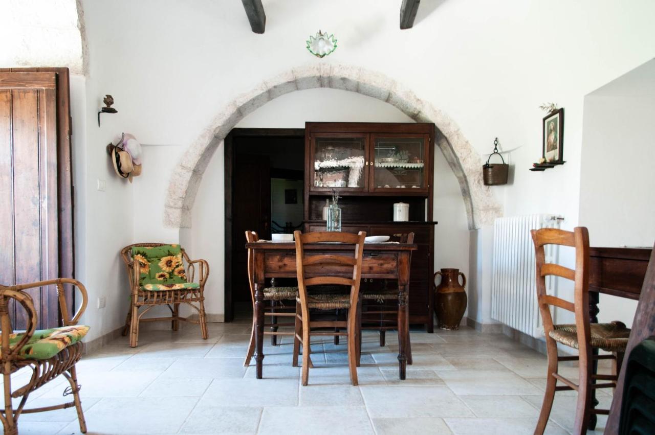 Trulli sul vignale in Masseria Santalachicca Martina Franca Esterno foto
